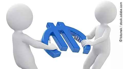 Zwei abstrakte Figuren ziehen an einem großen blauen Euro-Zeichen und symbolisieren den Konflikt um die Finanzierung der gesetzlichen Krankenversicherung. Zwei abstrakte Figuren ziehen an einem großen blauen Euro-Zeichen und symbolisieren den Konflikt um die Finanzierung der gesetzlichen Krankenversicherung.