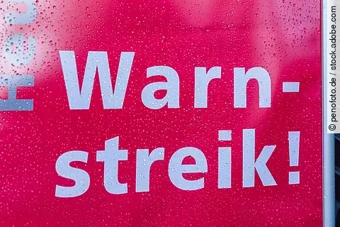 Transparent zum Streikaufruf bei regnerischem Wetter