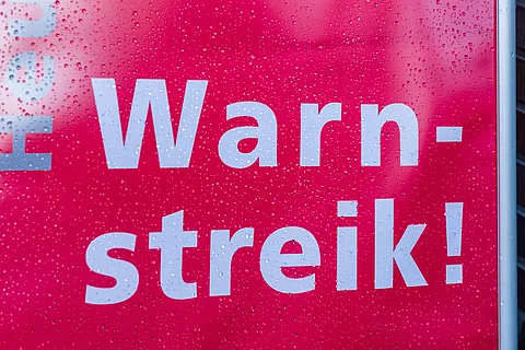 Transparent zum Streikaufruf bei regnerischem Wetter