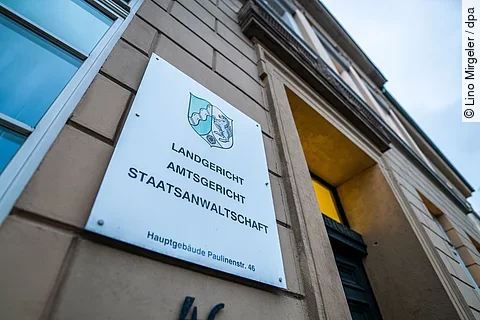Ein Schild zeigt die Staatsanwaltschaft, das Landgericht und das Amtsgericht Detmold. 