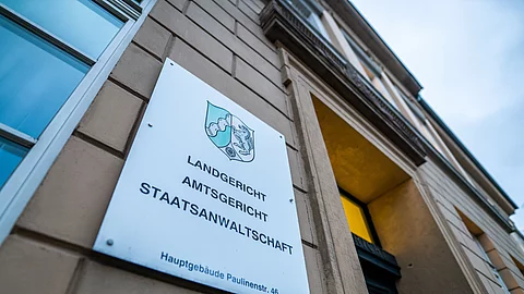 Ein Schild zeigt die Staatsanwaltschaft, das Landgericht und das Amtsgericht Detmold. Ein Schild zeigt die Staatsanwaltschaft, das Landgericht und das Amtsgericht Detmold.