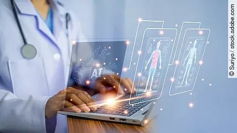 Eine medizinische Fachkraft arbeitet an einem Laptop. Auf dem Bildschirm und davor erscheinen holografische Darstellungen eines stilisierten menschlichen Körpers mit medizinischen Daten sowie ein Symbol für künstliche Intelligenz