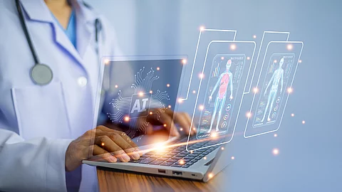 Eine medizinische Fachkraft arbeitet an einem Laptop. Auf dem Bildschirm und davor erscheinen holografische Darstellungen eines stilisierten menschlichen Körpers mit medizinischen Daten sowie ein Symbol für künstliche Intelligenz