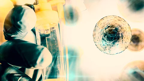Detailaufnahme eines Laborhandschuhs, der ein Infusionssystem hält, kombiniert mit einer grafisch dargestellten, vergrößerten Zelle