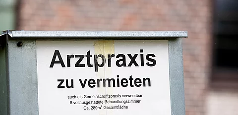 Schild Arztpraxis zu vermieten: Laut Umfrage plant ein Viertel der Hausärzt:innen in Deutschland, ihre Tätigkeit in den nächsten fünf Jahren aufzugeben.