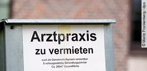 Schild Arztpraxis zu vermieten: Laut Umfrage plant ein Viertel der Hausärzt:innen in Deutschland, ihre Tätigkeit in den nächsten fünf Jahren aufzugeben.