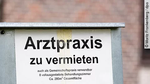 Schild Arztpraxis zu vermieten: Laut Umfrage plant ein Viertel der Hausärzt:innen in Deutschland, ihre Tätigkeit in den nächsten fünf Jahren aufzugeben.