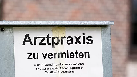 Schild Arztpraxis zu vermieten: Laut Umfrage plant ein Viertel der Hausärzt:innen in Deutschland, ihre Tätigkeit in den nächsten fünf Jahren aufzugeben.