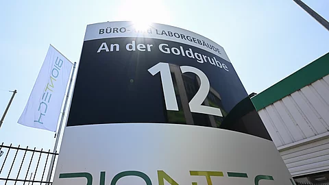 Stele vor dem Büro- und Laborgebäude des Pharmaunternehmens Biontech