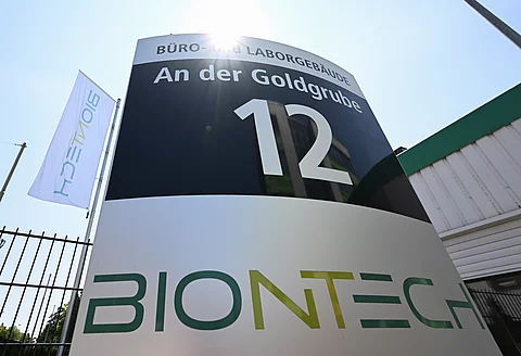 Stele vor dem Büro- und Laborgebäude des Pharmaunternehmens Biontech