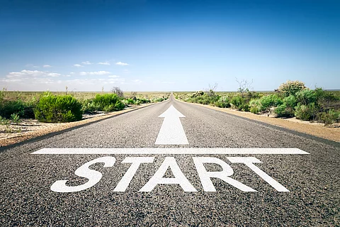 Start-Schriftzug auf einer Straße, die zum Horizont hin ausgerichtet ist