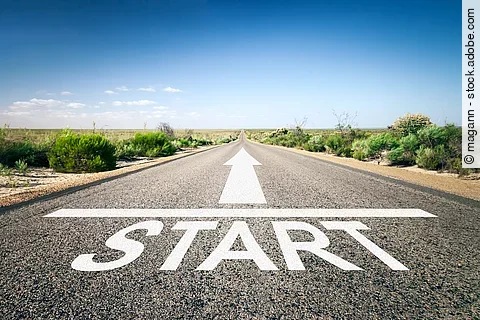 Start-Schriftzug auf einer Straße, die zum Horizont hin ausgerichtet ist