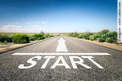 Start-Schriftzug auf einer Straße, die zum Horizont hin ausgerichtet ist
