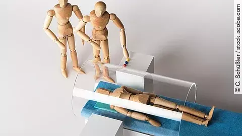 Drei hölzerne Gliederpuppen in einer medizinischen Szene: Eine liegt auf einer Liege unter einer transparenten Röhre, während zwei weitere daneben stehen und die Untersuchung beobachten.