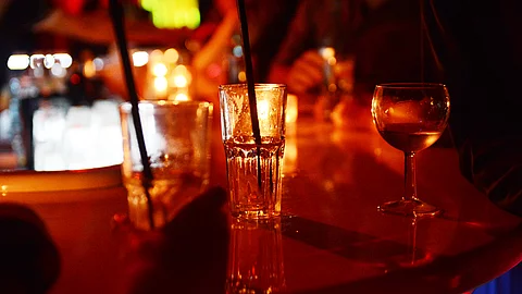 Lichtreflexe auf halb geleerten Gläsern an einer Bar – ein Sinnbild dafür, wie beiläufig präsent Alkohol in sozialen Medien und im Alltag junger Erwachsener geworden ist. Lichtreflexe auf halb geleerten Gläsern an einer Bar – ein Sinnbild dafür, wie beiläufig präsent Alkohol in sozialen Medien und im Alltag junger Erwachsener geworden ist.