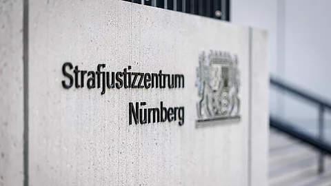 "Strafjustizzentrum Nürnberg" steht am Eingangsbereich am Landgericht Nürnberg-Fürth.
