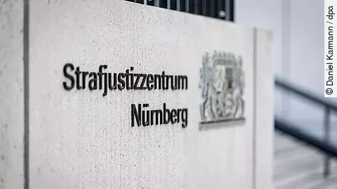 "Strafjustizzentrum Nürnberg" steht am Eingangsbereich am Landgericht Nürnberg-Fürth.