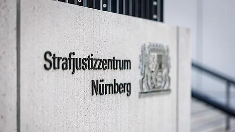 "Strafjustizzentrum Nürnberg" steht am Eingangsbereich am Landgericht Nürnberg-Fürth.