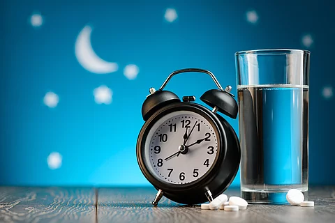 Nachthimmel und Wecker: senkt eine Melatonin-Ergänzung das Krebsrisiko bei Schichtarbeitern
