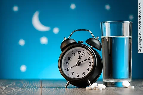 Nachthimmel und Wecker: senkt eine Melatonin-Ergänzung das Krebsrisiko bei Schichtarbeitern