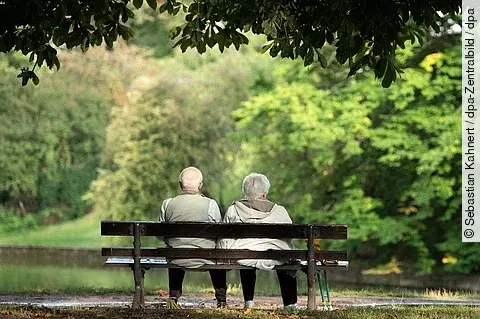 2 Rentner auf einer Parkbank