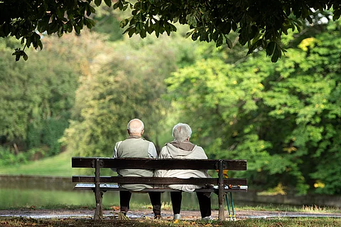 2 Rentner auf einer Parkbank