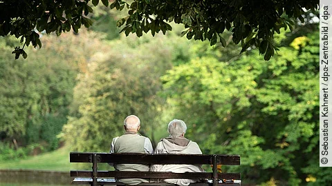 2 Rentner auf einer Parkbank