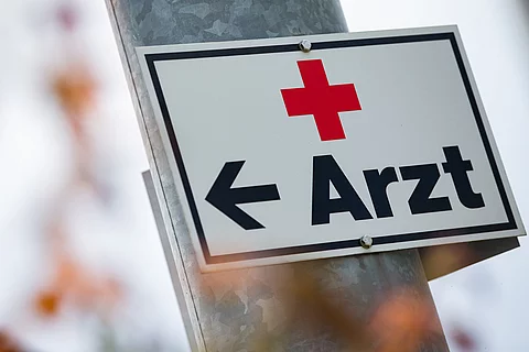 urn:newsml:dpa.com:20090101:250720-935-722565 Arztschild