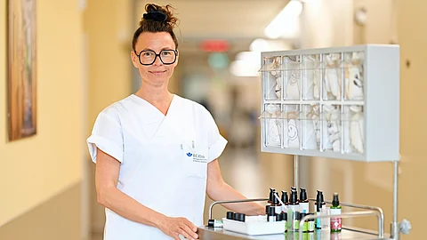 Manja Bergmann, Pflegefachkraft im Querschnittzentrum der BG Klinik Ludwigshafen auf dem Stationsflur.