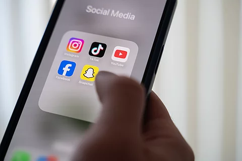 Handy-Bildschirm mit diversen Social-Media-Links Handy-Bildschirm mit diversen Social-Media-Links