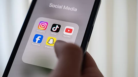 Handy-Bildschirm mit diversen Social-Media-Links