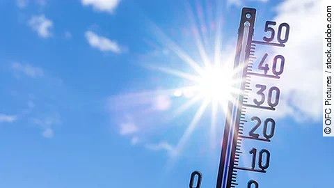 Thermometer vor blauem Sonnenhimmel