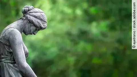 Trauernde Statue als Panorama Hintergrund