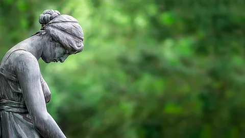 Trauernde Statue als Panorama Hintergrund