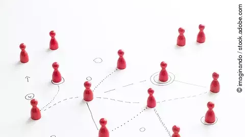 Mehrere rote Spielfiguren stehen auf einem weißen Hintergrund; gezeichnete Linien verbinden sie miteinander und symbolisieren ein Netzwerk oder koordinierte Zusammenarbeit.