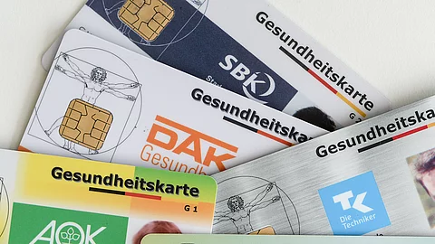 urn:newsml:dpa.com:20090101:250602-935-625548 Krankenkassenkarten: Trotz Beitragserhöhungen bleibt die finanzielle Lage der Krankenkassen angespannt – 2024 gab es ein Defizit von 6,2 Milliarden Euro.