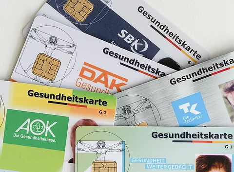 Krankenkassenkarten: Trotz Beitragserhöhungen bleibt die finanzielle Lage der Krankenkassen angespannt – 2024 gab es ein Defizit von 6,2 Milliarden Euro.