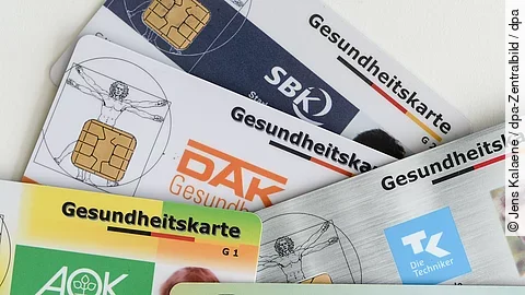 Krankenkassenkarten: Trotz Beitragserhöhungen bleibt die finanzielle Lage der Krankenkassen angespannt – 2024 gab es ein Defizit von 6,2 Milliarden Euro.