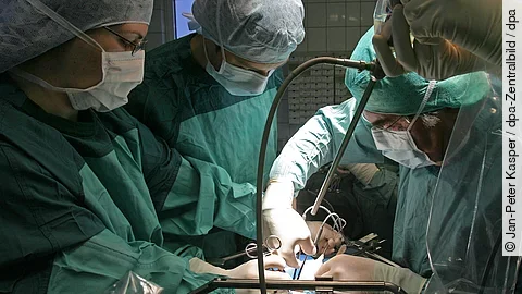 Chirurgisches Team bei einer komplexen Operation