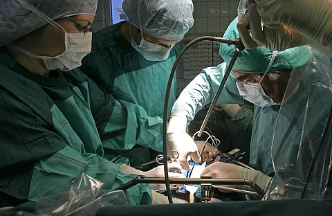 Chirurgisches Team bei einer komplexen Operation Chirurgisches Team bei einer komplexen Operation