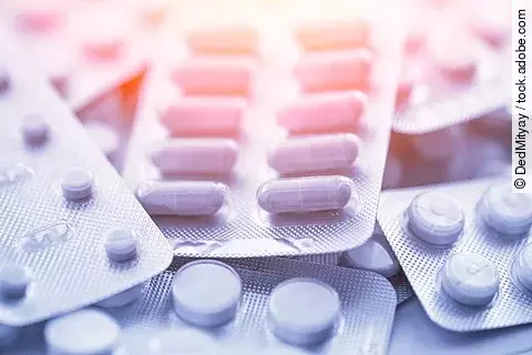 Nahaufnahme mehrerer Blisterpackungen mit Tabletten in Weiß und Rosa Nahaufnahme mehrerer Blisterpackungen mit Tabletten in Weiß und Rosa