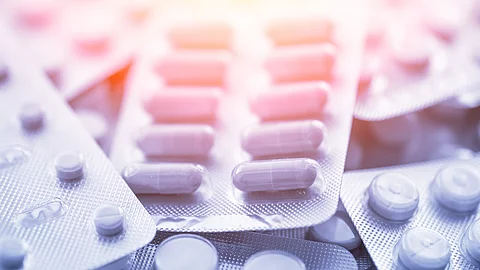 Nahaufnahme mehrerer Blisterpackungen mit Tabletten in Weiß und Rosa Verschiedene Tablettenblister