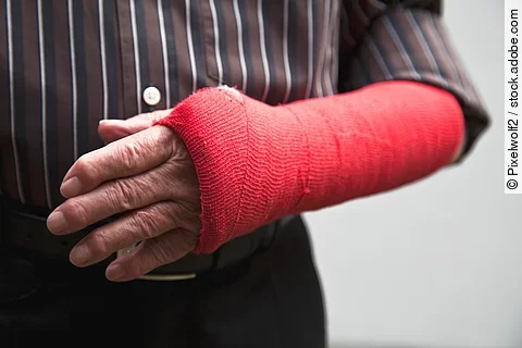 Gipsarm alter Mensch