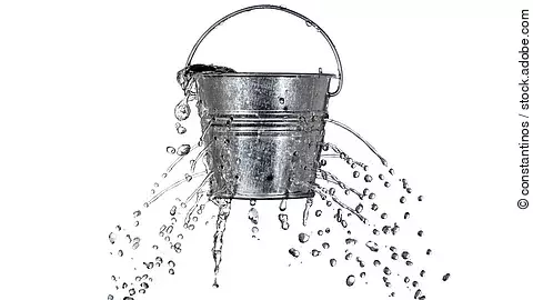bucket with Ein Metalleimer mit zahlreichen Löchern, aus denen Wasser in alle Richtungen herausspritzt Ein Metalleimer mit zahlreichen Löchern, aus denen Wasser in alle Richtungen herausspritzt