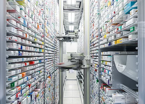 Blick in das automatisierte Medikamentenlager einer Apotheke. 