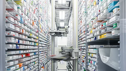 Blick in das automatisierte Medikamentenlager einer Apotheke. Blick in das automatisierte Medikamentenlager einer Apotheke.