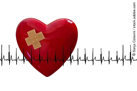 rotes Herz mit Pflaster und EKG, weißer Hintergrund