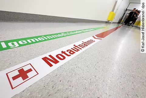 Ein Wegweiser leitet im Universitätsklinikum zur Notaufnahme Ein Wegweiser leitet im Universitätsklinikum zur Notaufnahme