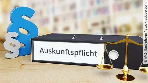 Ein Aktenordner mit der Aufschrift „Auskunftspflicht“, daneben blaue Paragraphensymbole und eine Justizwaage im Vordergrund.