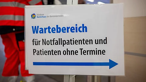 Schild im Krankenhausflur mit der Aufschrift „Wartebereich für Notfallpatienten und Patienten ohne Termine“, daneben ein Pfeil nach rechts. Schild im Krankenhausflur mit der Aufschrift „Wartebereich für Notfallpatienten und Patienten ohne Termine“, daneben ein Pfeil nach rechts.